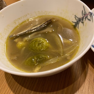 もち麦と芽キャベツのカレー風味スープ